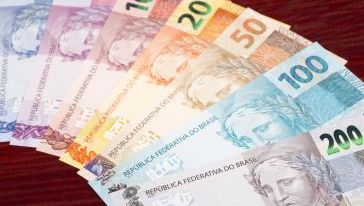 Aposentados e pensionistas do INSS começaram a receber 13º nesta semana