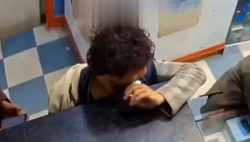 VÍDEO: Homem morde bateria de celular e explosão provoca pânico em comércio