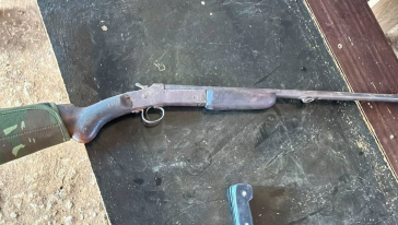 Homem é preso por posse irregular de arma de fogo após denúncia de ameaça 