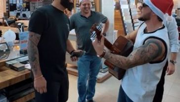 VÍDEO: “Show natalino” surpresa com Canal Ideal e a dupla Léo e Gian