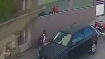 VÍDEO: Menina escapa por segundos de muro que desabou em calçada