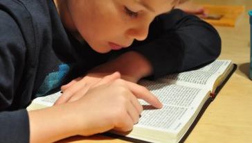 Projeto que inclui leitura bíblica como recurso paradidático nas escolas é aprovado em Chapecó
