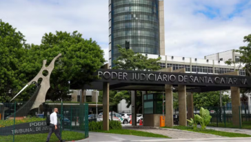 Justiça condena Estado de SC por colocar vítima de violência doméstica na mesma viatura que o agressor