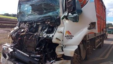 Motorista fica preso nas ferragens após colisão entre caminhão e carreta na SC-480, em Xanxerê