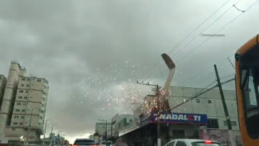 VÍDEO: Força do vento durante o temporal arranca estrutura de zinco em Chapecó nesta quinta-feira (8)