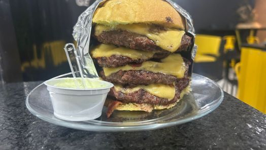  No Muita Carne, o hambúrguer sai rápido e chega daquele jeito: grande, suculento e cheio de sabor
