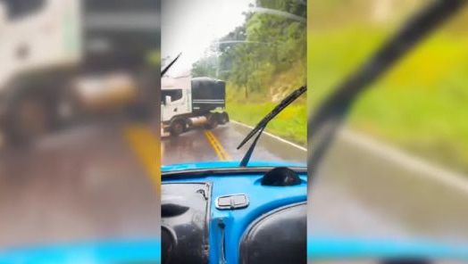 VÍDEO: caminhoneiro faz manobra e evita grave acidente na PR-340, no interior do Paraná
