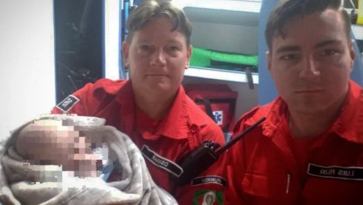 Bombeiros salvam bebê de 33 dias após engasgamento 