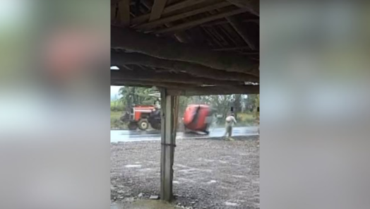 VÍDEO: agricultor escapa por pouco após carro atingir trator e capotar