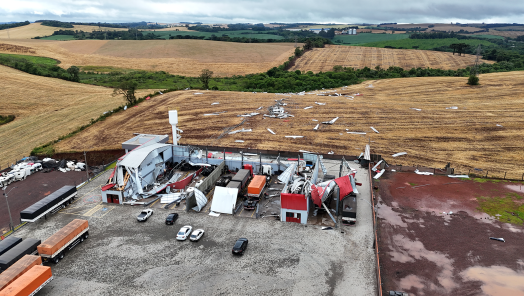 VÍDEO: Imagens impressionantes mostram o momento em que tornado atinge cooperativa de transportes em Xanxerê