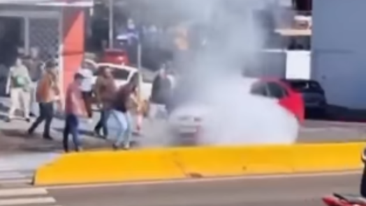 VÍDEO: veículo pega fogo na manhã desta terça-feira (12) em Chapecó 