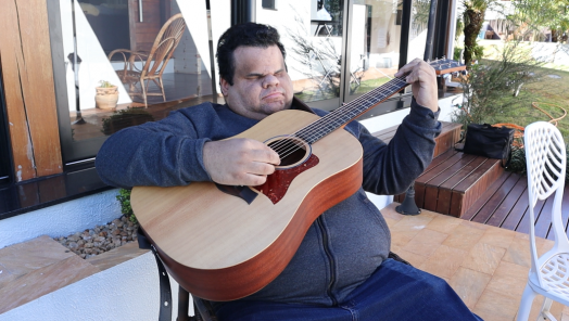 VÍDEO: Relembre a história do cantor com deficiência visual que faz sucesso pelo país com louvores e pregações