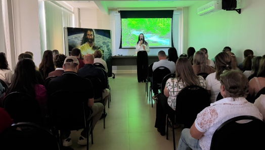 VÍDEO: Dirce Risson reúne público em palestra sobre espiritualidade