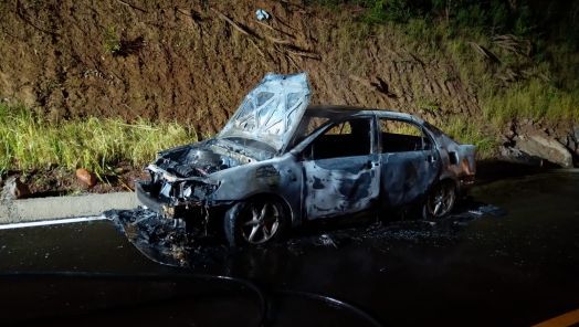 Carro é destruído por incêndio em município do Oeste