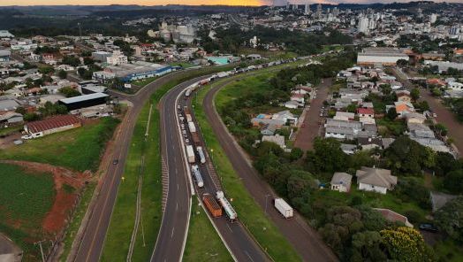 VÍDEO: Tombamento de carreta causa filas na BR-282 em Xanxerê