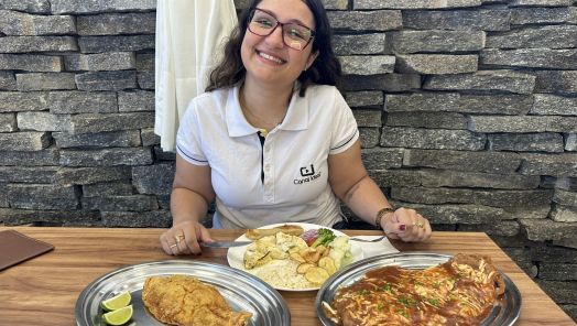 VÍDEO: No restaurante e marmitaria Casadela, tem buffet completo, pratos incríveis do cardápio e marmitas deliciosas!