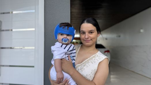 VÍDEO: A mamãe Steffani está fazendo um pedido de ajuda para o seu filho Ravel, diagnosticado com braquicefalia, condição que causa o achatamento do crânio