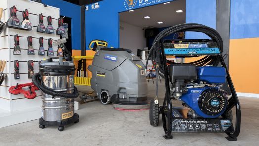 VÍDEO: na Mestre da Obra, está disponível para locação uma lavadora de piso que lava, esfrega e seca ao mesmo tempo