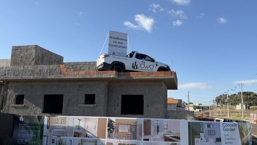VÍDEO: um carro de 1,2 tonelada em cima de uma casa está chamando a atenção em Xanxerê!