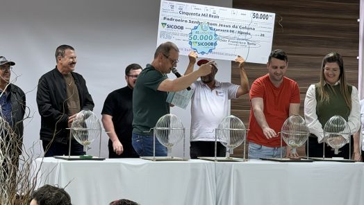 VÍDEO: Sicoob Credimoc entrega principal prêmio da rifa da Festa do Padroeiro 