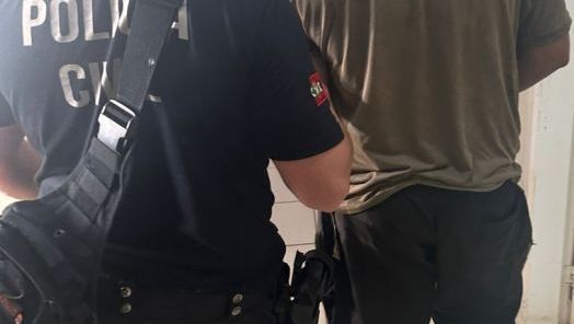 Homem é preso após ameaçar e perseguir companheira por crise de ciúmes em Ponte Serrada 