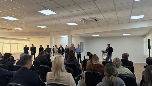 VÍDEO: prefeito assina transmissão de mandato temporário para presidente da Câmara de Vereadores 