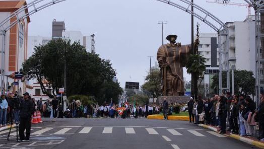 Desfile homenageia os 108 anos de Chapecó