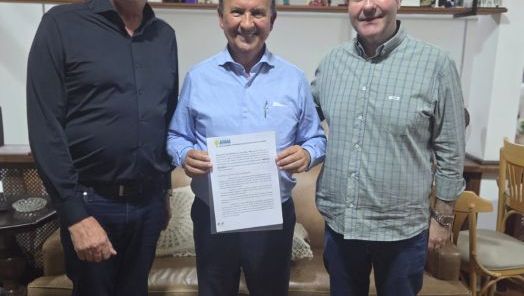 Presidente da AMAI entrega moção de apelo ao Governador e Secretário de Agricultura sobre crise do leite