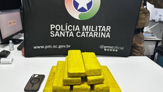 Homem que fugiu de abordagem policial é detido com oito quilos de maconha em Chapecó