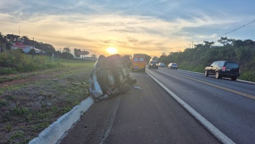Duas mulheres são atendidas após capotamento registrado na BR-282