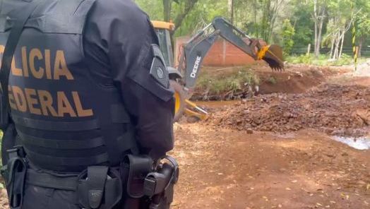 Polícia Federal restaura leito de rio que era usado como tora de contrabando 