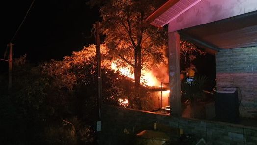 Residência é destruída por incêndio em São Carlos