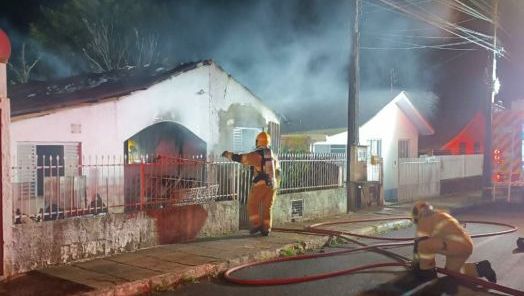 Incêndio destrói residência e deixa homem gravemente ferido em Xanxerê