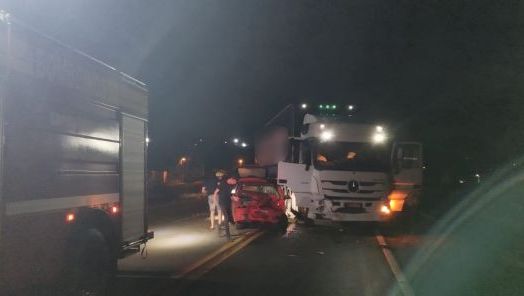 Colisão entre carro e carreta e deixa dois feridos na BR-282, em Ponte Serrada