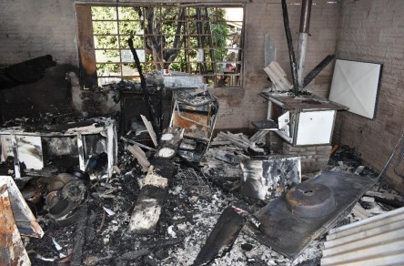 Homem é indiciado por incêndio culposo ao causar explosão na casa do pai utilizando gasolina 