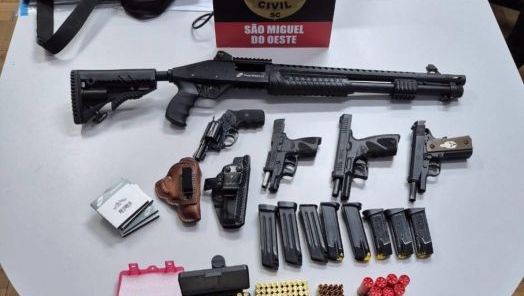 Armas e munições são apreendidas em residência de homem investigado por ameaça em município do Oeste