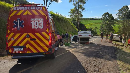 Motorista fica ferido em capotamento no interior de Cordilheira Alta
