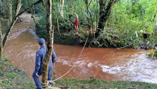Três pessoas são arrastadas por tromba d’água e resgatadas pelo Corpo de Bombeiros em São Lourenço do Oeste
