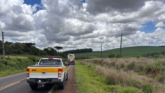 Homem é arrastado por caminhão após se jogar contra o veículo na SC-480, em Xanxerê 