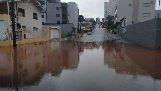 Chuva intensa causa danos em escola de Xanxerê e elevação do nível do rio 