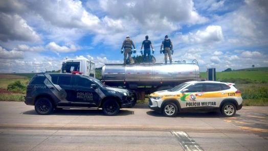 Carga de cigarros contrabandeados é encontrada em tanque de caminhão na divisa entre SC e PR