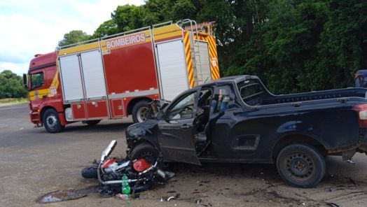 Acidente entre carro e motocicleta deixa jovem gravemente ferido na BR-282, no Meio-Oeste 