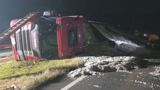 Acidente com caminhão carregado de grãos deixa um homem ferido na BR-158, no Oeste