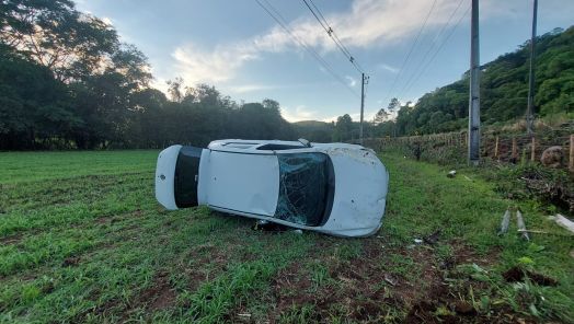 Saída de pista seguida de capotamento deixa mulher ferida na SC-150, em Água Doce
