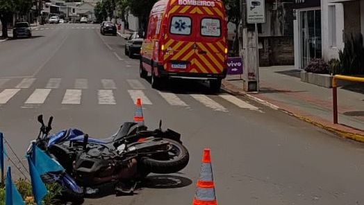Motociclista fica ferido após colisão entre carro e moto no Centro de São Carlos