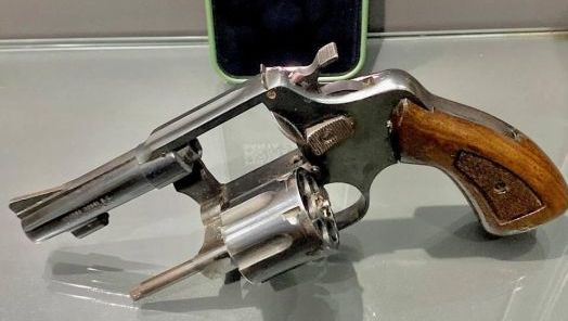 Homem é detido pela PM ao entrar em estabelecimento de Chapecó portando arma de fogo