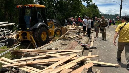 Pedestre e motorista de caminhão morrem após veículo sair da pista e despencar em barranco no Oeste 