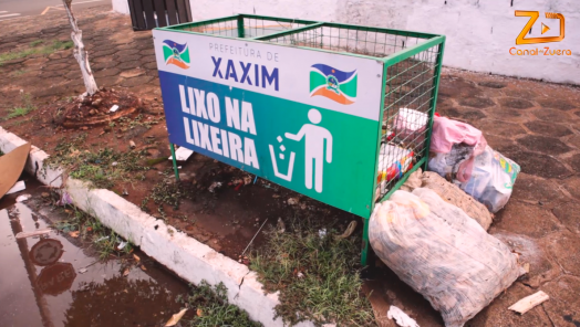 DENÚNCIA: Placa com escrita confusa é encontrada: lixo na lixeira ou dentro da lixeira? (ATENÇÃO: ESTE VÍDEO CONTÉM IRONIA)