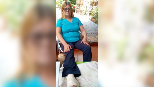 Família pede ajuda para mulher que sofre com grave ferida no pé e precisa de cirurgia urgente