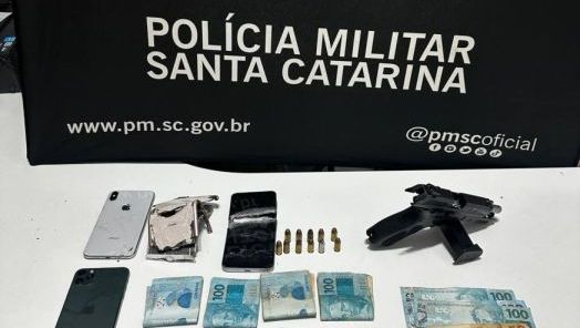 Trio é preso com arma furtada, drogas e dinheiro em ação da PM em Chapecó 